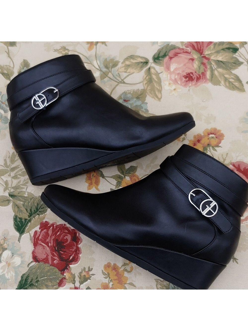 Giani Bernini Cherub Black Buckle Ankle Wedge Booties in Women's size 9